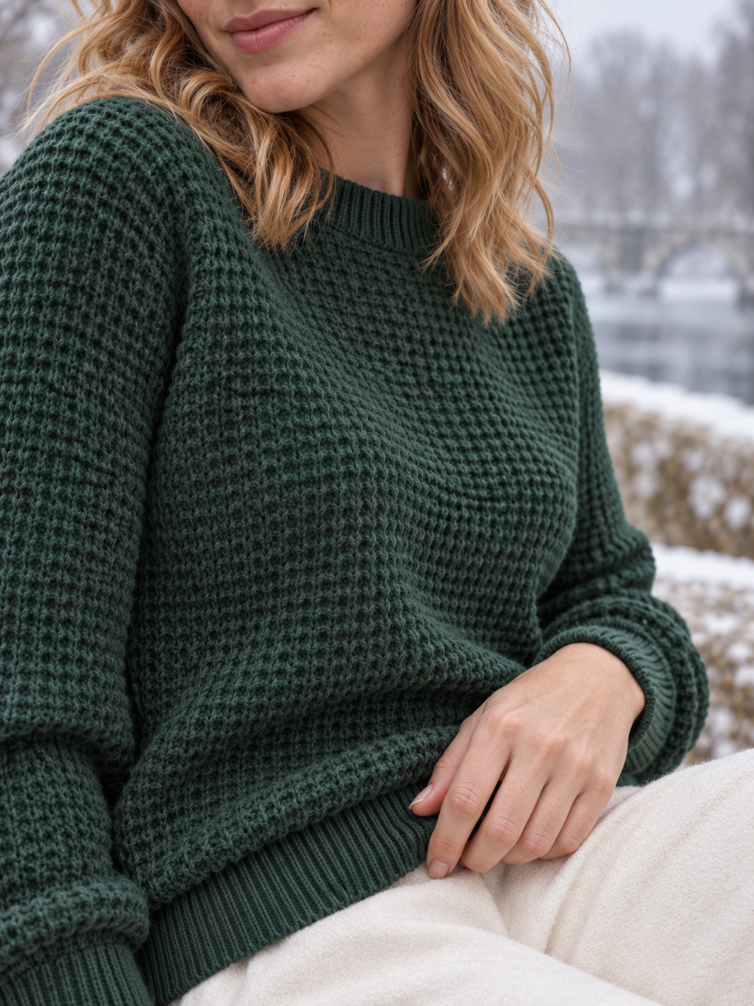 Maren Waffelstrick-Pullover Tannengrün - Detail von Strick und Kragen
